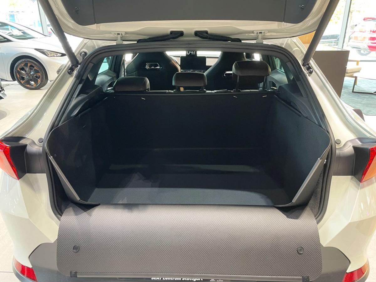 Kofferraumschutz für Seat Cupra Formentor mit hohem Boden. Kratzfest, wasserdicht, unverwüstlich nicht nur für den Hund